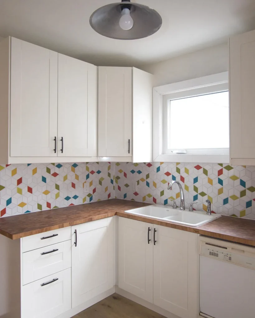 Multishaded Backsplash with White Cabinets