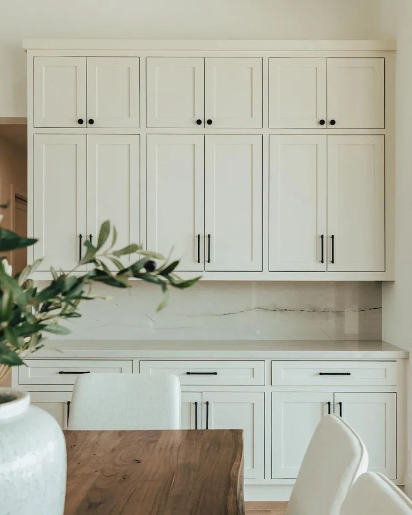 A beautiful kitchen with cabinets having Sherwin Williams Shoji White (SW 7042)