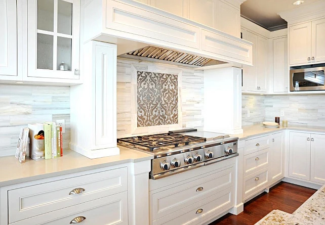 A beautiful kitchen with cabinets having Benjamin Moore Cloud White OC 130 and 967