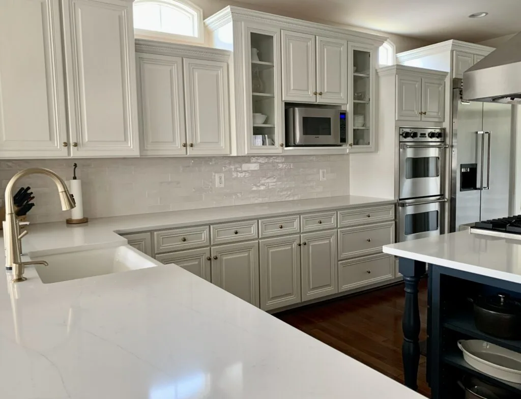 A kitchen with Dove White (OC 17) paint on its cabinets