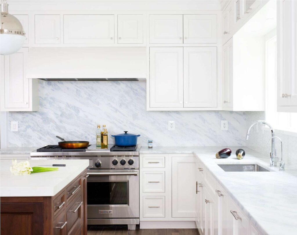 A kitchen with Quartz backsplash and Quartz countertop