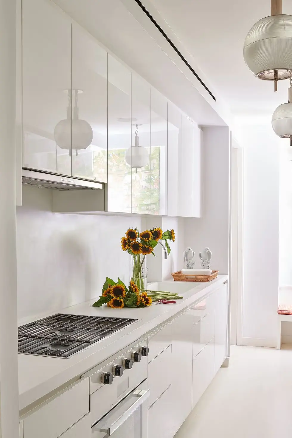 A beautiful kitchen with White Plaster Paint Backsplash