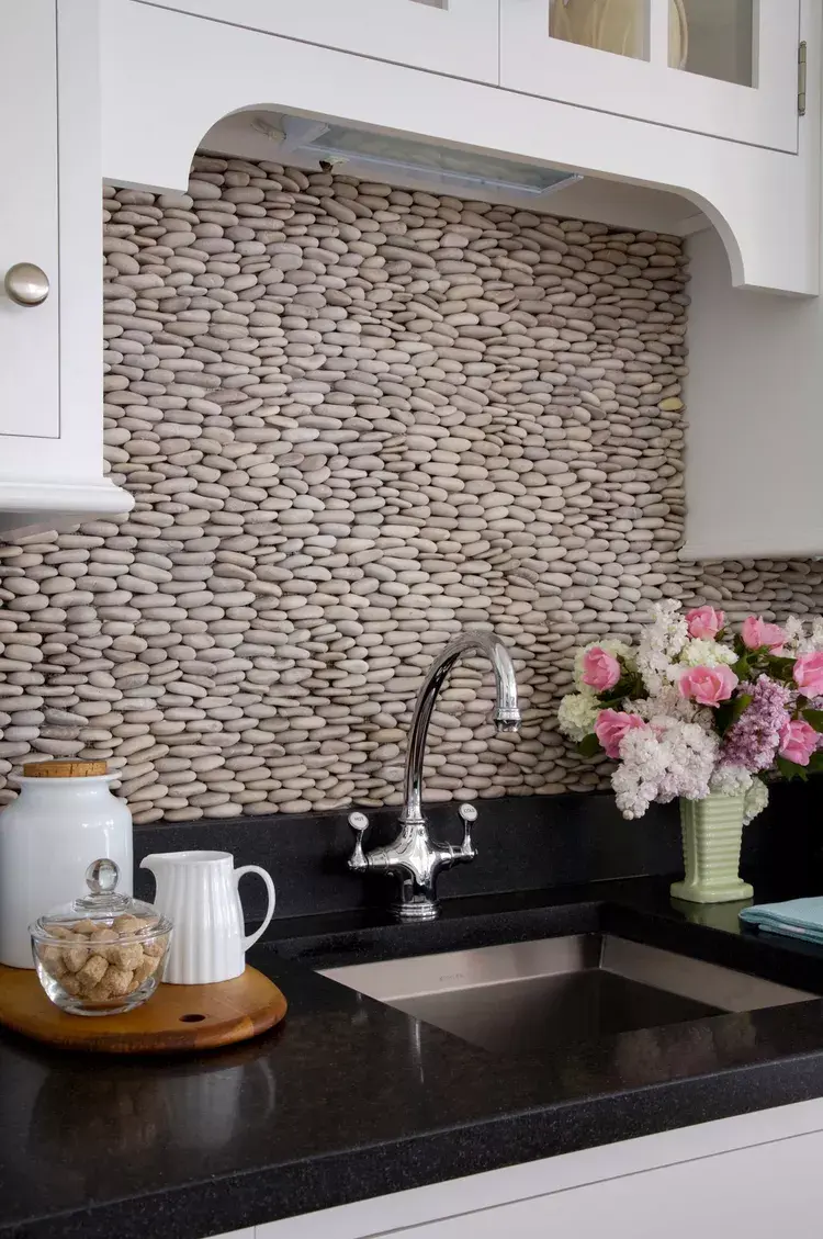 Splashy Backsplash made of stacked pebbles instead of traditional tiles