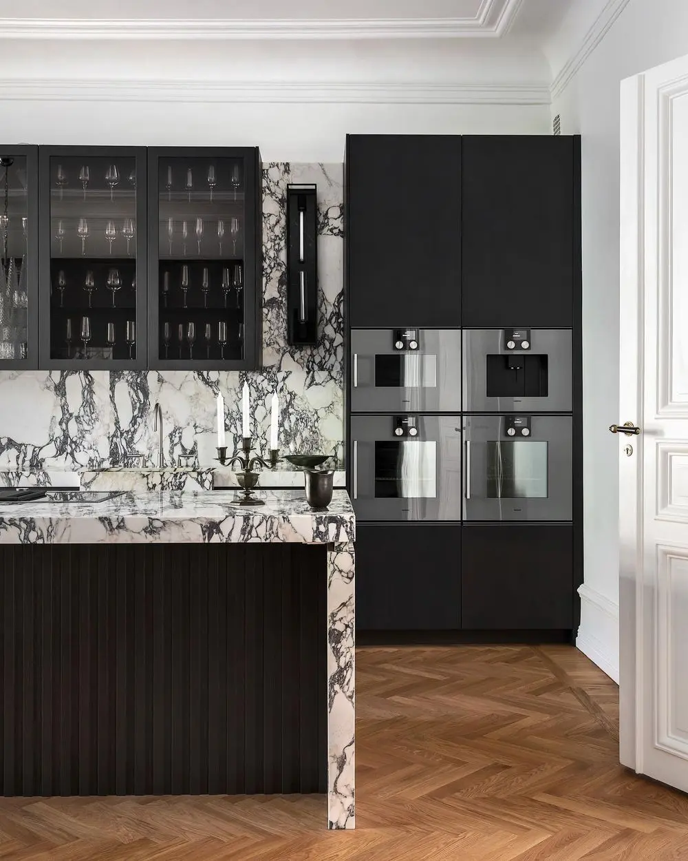 Cabinets with glass fronts in black and interior shelves in black color